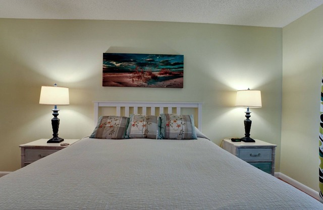 LUXURY CONDO, FREE WIFI, IMG 3 MINUTES, POOLS, TENNIS, ANNA MARIA BEACHES