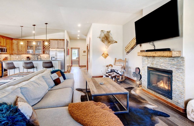 Luxury Condo G301 I Private Hot Tub I Great Views I Best Price I Discounted Attractions