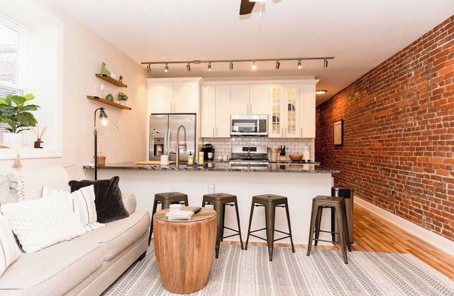 Luxury Condo Near Shady side Hospital | King Bed