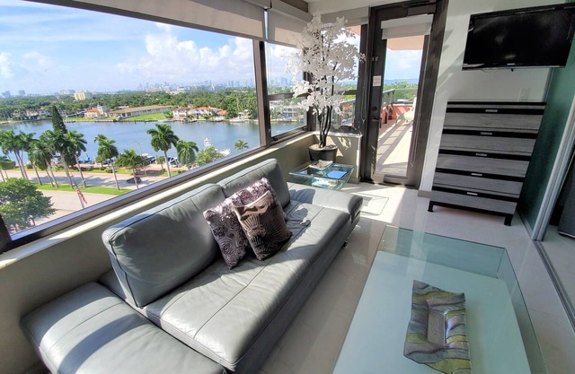 Luxury Corner Beach & Pool 2.5 Bedroom - 1121