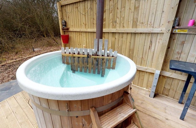 Luxury cosy tipi with Log burning Scandinavian hot tub. Perfect night