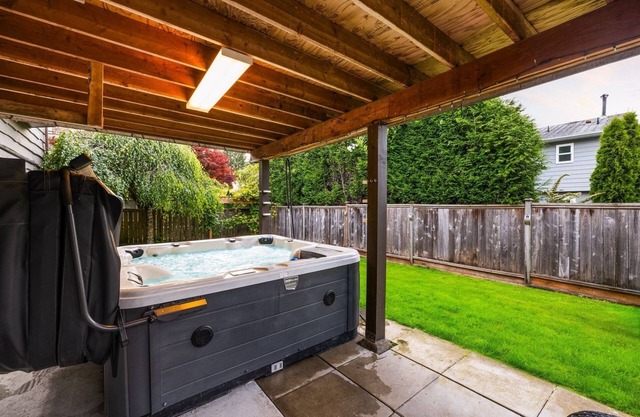Luxury Country Style Home - W -. +Hottub And Gym+ . Pet friendly# #Sleeps 5#
