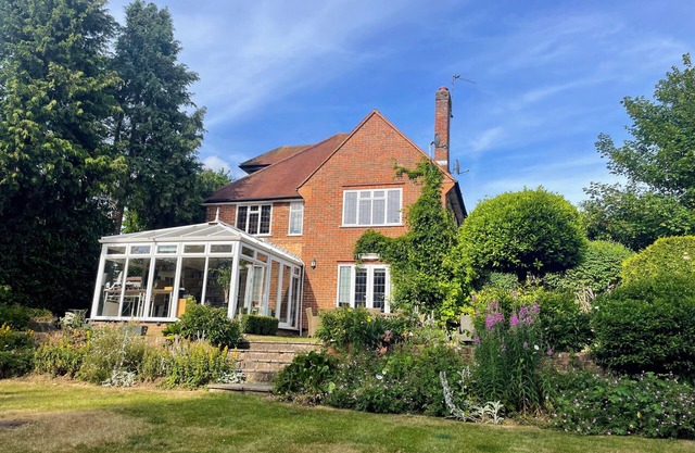 Luxury detached 4 bed w/cinema room, gym, office - 20 mins from central London