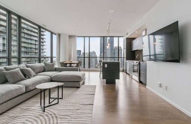 Luxury Downtown Apartment 2bed2bath | Parking| Pool | Gym