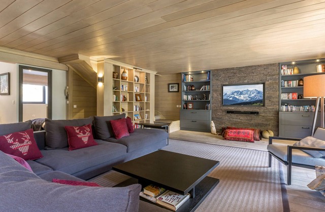 Luxury Duplex Apartment in Central Val-d'Isère, Near Slopes, with Large South-Facing Terrace