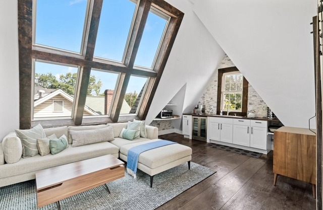 Luxury Escape in DC, with a private deck!