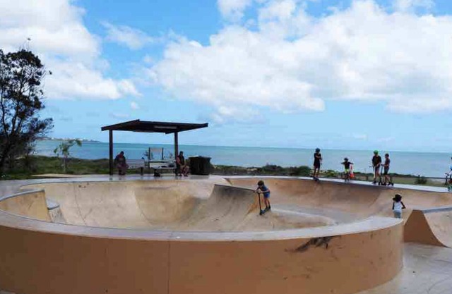 Luxury Family Retreat on the Esplanade. Across street from beach, Pet friendly