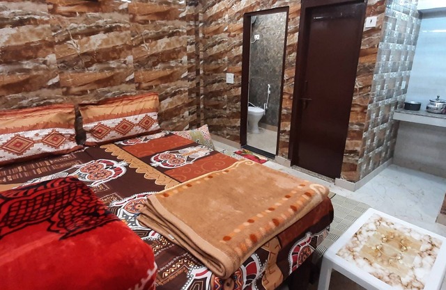 Luxury flat in foreigner areof lajpat nagar with fully equipped kitch