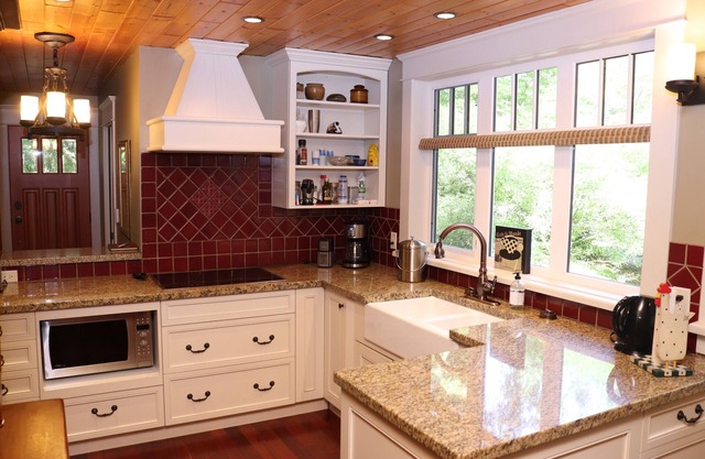 Luxury Forest Escape in Roberts Creek with Sauna