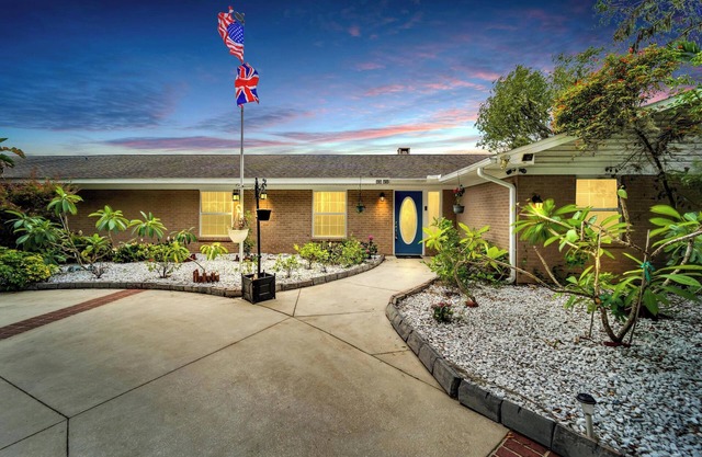 Luxury Hideaway - Lakefront - Pool & Games