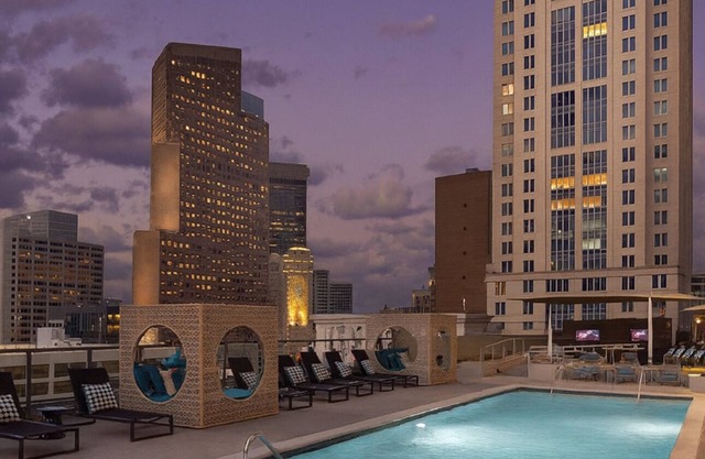 Luxury High-rise 2BR, Pool + Free Parking Near Mercedes Benz stadium