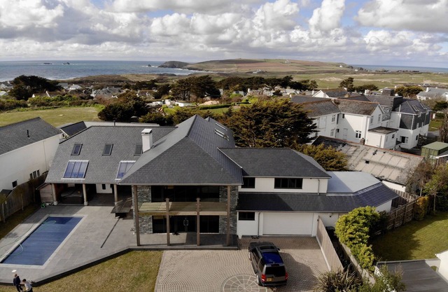 Luxury Holiday Home, Sea Views, Heated Pool, Hot Tub; Close to beaches & Golf