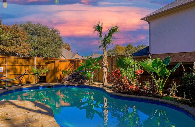 Luxury Home 5BR Hot Tub, Pool & Beautiful Backyard