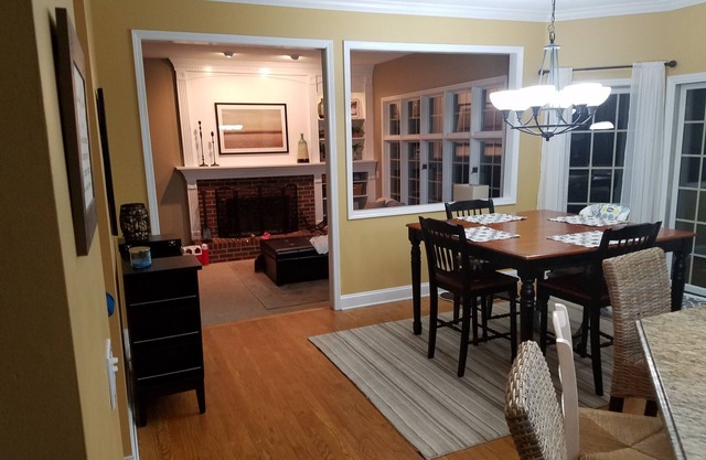 Luxury Home, Chef's Kitchen, Quiet Street! 15 min to Airport/Dwntown, 5 to Beach