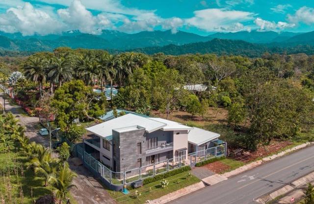 Luxury Home close to several local attractions, secure parking, pets allowed.