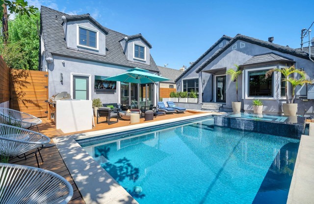 Luxury Home, Heated Pool, BBQ, Patio & Workspace
