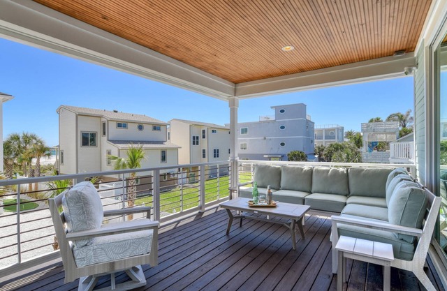 Luxury Home Steps to Beach! 4 Masters, Firepit, Ping Pong, Putting Green, EV charger, Balconies, ADA