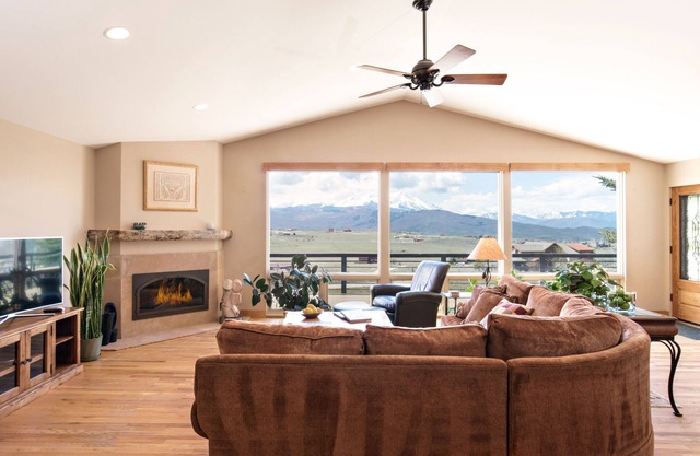 Luxury Home w/Fireplace & Grill, Amazing MTN Views, Great Location, Near Skiing