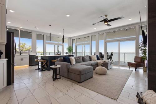 Luxury Lakefront Condo with Private Hot Tub and Sauna