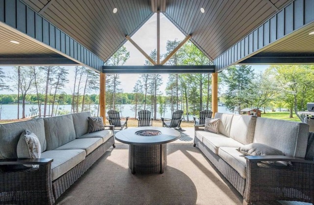 Luxury Lakefront, Hot Tub, Fire Table and Theatre!