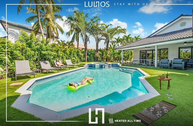 Luxury Lakefront Oasis w/Pool & Jacuzzi