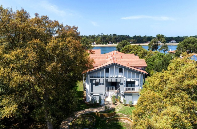 Luxury Lakeside T3: Modern, Bright, Near Beach, WiFi, Parking