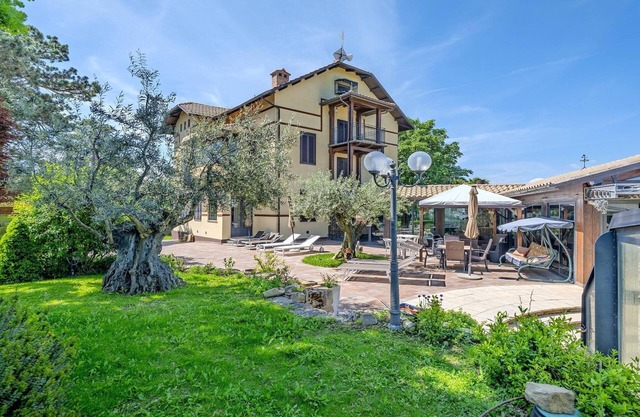 Luxury large pool villa in Tolentino