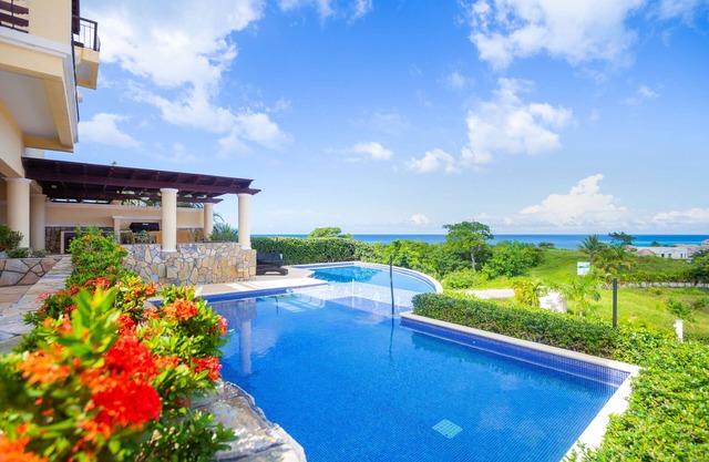 Luxury living, pool and Golf- Villa 1108 4 bedroom