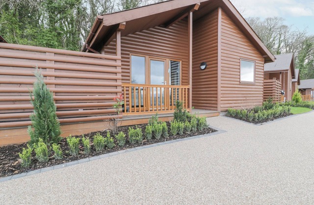 LUXURY LODGE 53, pet friendly, with pool in Dyserth