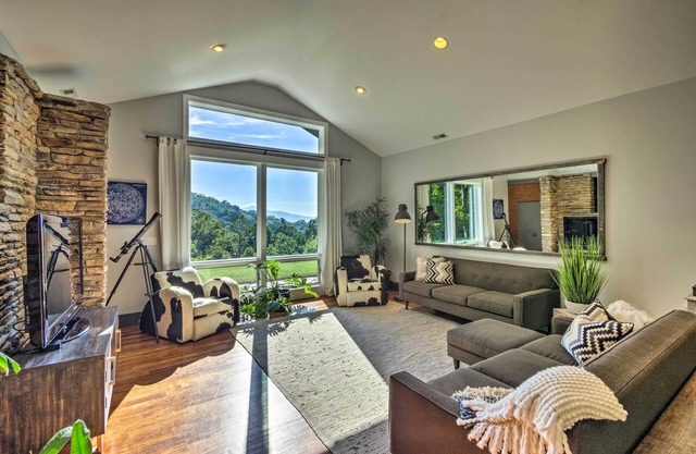 Luxury Lodge on 45 Acres: Patio, Deck & Views!
