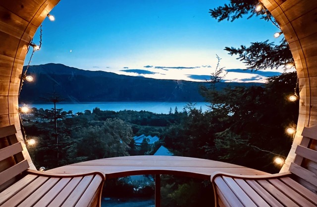 Luxury lodge on Loch Ness + hot tub & sauna