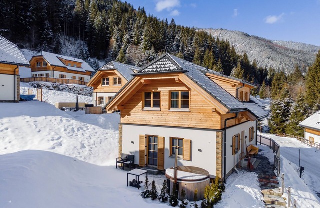 Luxury lodge with Finnish sauna and hot tub