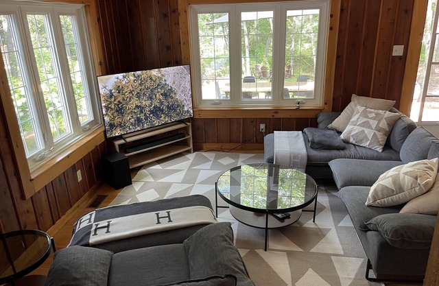 Luxury log lake home in the heart of Muskoka.