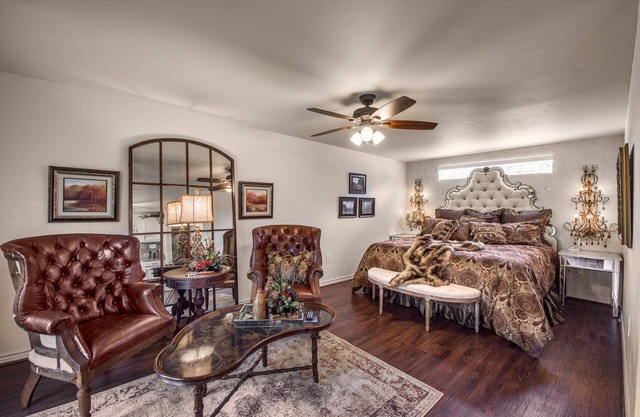 Luxury Marquee Suite- hot tub and outdoor fireplace,center of downtown!