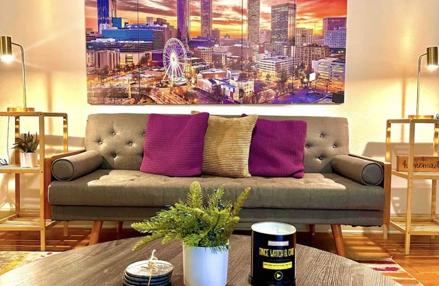 Luxury Mid Rise Suite w King Sz Bed- Near Food & Fun