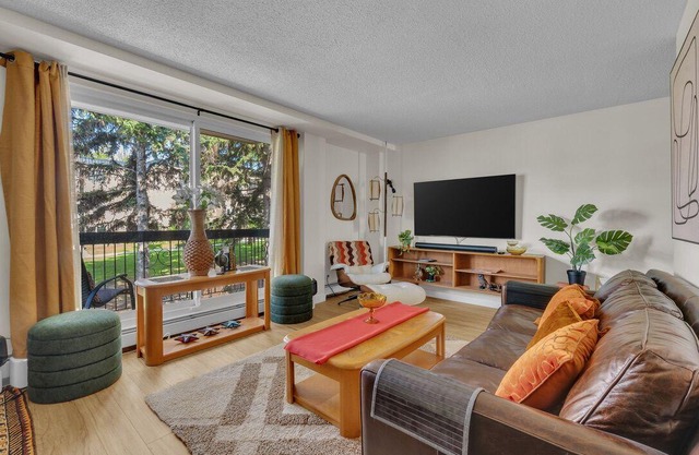 Luxury Midcentury Modern Suite - Remote Worker Focused