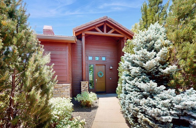 Luxury modern home near golf courses, hiking, lakes, & downtown - dogs OK