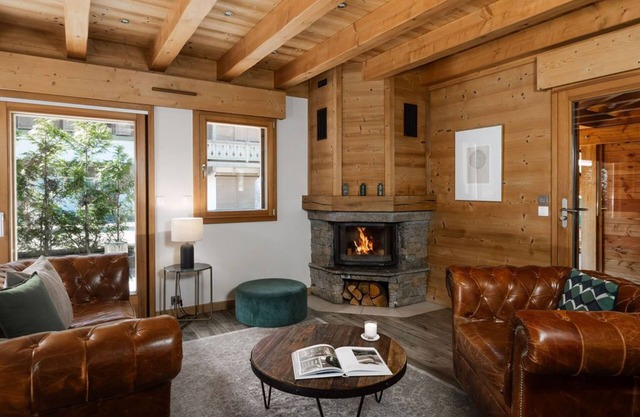 Luxury Mountain Lodge in central Morzine | Sleeps up to 14 | Jacuzzi and Sauna
