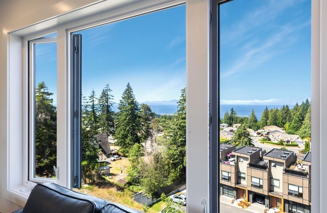 Luxury! New Built! Roof Top Ocean & Mountain Views! AC & BBQ
