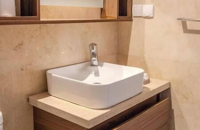 Luxury Oasis : 2 Bedroom Pool & Balcony