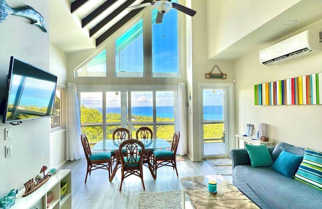 Luxury Ocean View Villa in West Bay Roatan. 3 Bedrooms with Pool & Beach Access
