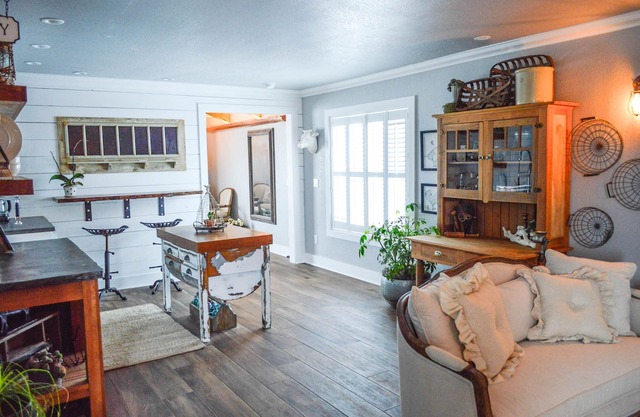 Luxury on the farm: private guesthouse overlooking year round creek.