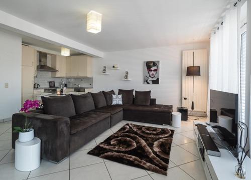 LUXURY PENTHOUSE APARTMENT WITH 3 Balconies -2 BEDROOMS -PETRUS VIEW & PARKING
