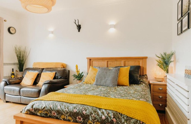 Luxury Private Suite-Parking, Courtyard & Wi-Fi