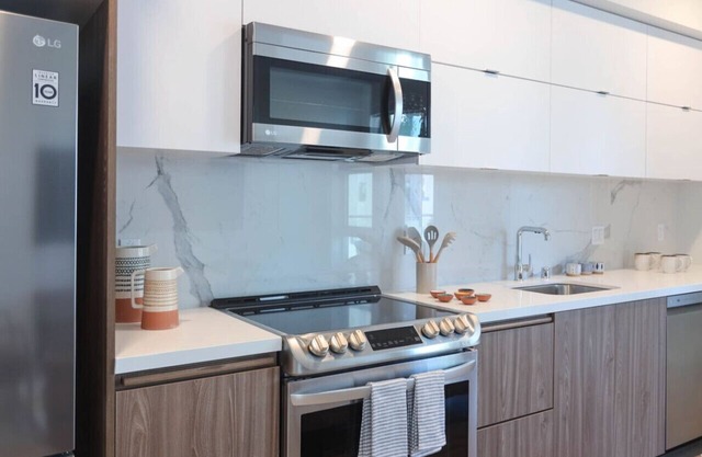 Luxury Rental | Block To Sand | Cozy | Comfort