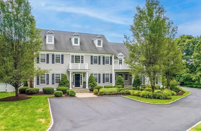 Luxury Retreat-5BR plus 3rd floor that sleeps 12 adults; 1 mile to town center