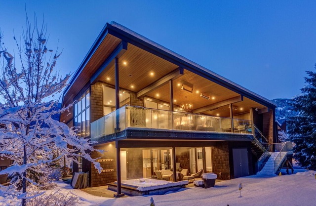 Luxury retreat for multifamily getaways & corporate events, 5 mins from village!