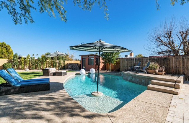 Luxury Retreat! Heated Pool, Hot tub, grill and close to Everything!