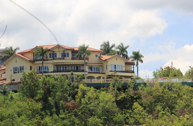 Luxury Retreat High Above the Crowd