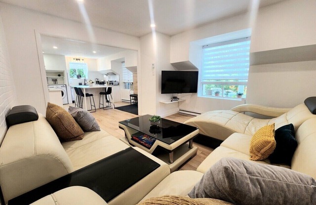 Luxury Retreat with Hot Tub | EV Charger & Parking